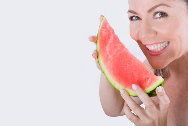 young woman with red lips and slice of watermelon - Foto, afbeelding