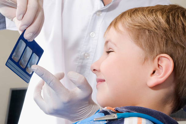 dentist examining little boy with a dental floss - Valokuva, kuva