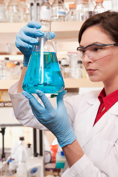 young female scientist working in laboratory - Zdjęcie, obraz