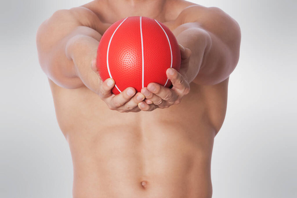 close-up of a man holding a ball - Foto, afbeelding