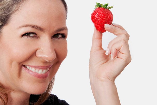 beautiful young woman with red strawberry - Foto, afbeelding