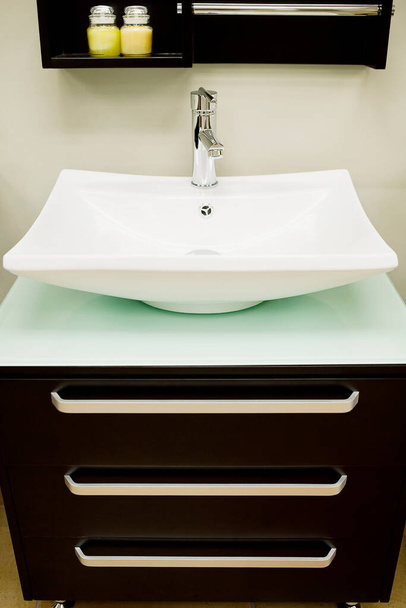modern bathroom interior with white sink and black bathtub - Foto, afbeelding