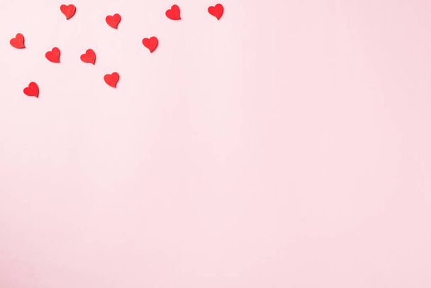 Valentijnsdag achtergrond. rode harten samenstelling wenskaart voor liefde Valentijnsdag concept geïsoleerd op roze achtergrond met kopieerruimte. Top View platte lay van boven - Foto, afbeelding