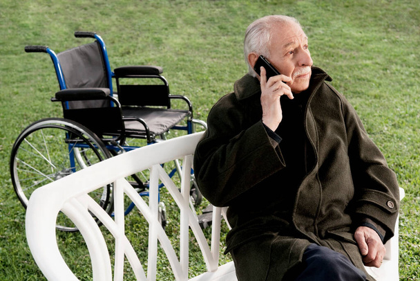 senior man talking on mobile phone - Foto, Imagen