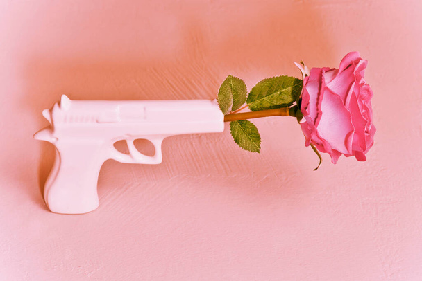 rosa Rose mit rotem Herz auf weißem Hintergrund - Foto, Bild