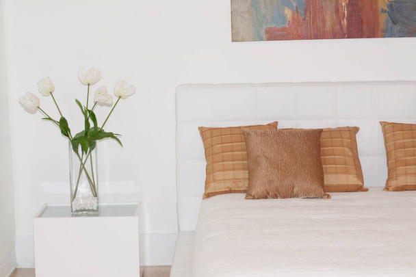 almohada blanca en la cama en el interior del salón - Foto, Imagen
