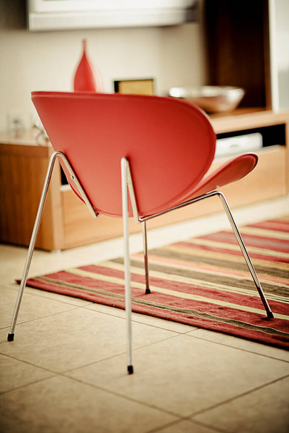 czerwone krzesła w kuchni - Zdjęcie, obraz