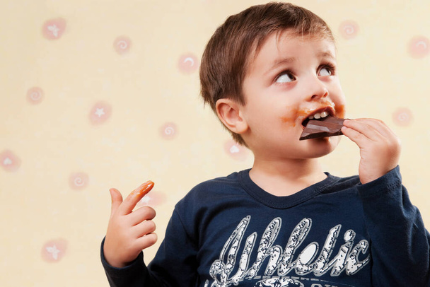 Garçon manger gâteau au chocolat
 - Photo, image