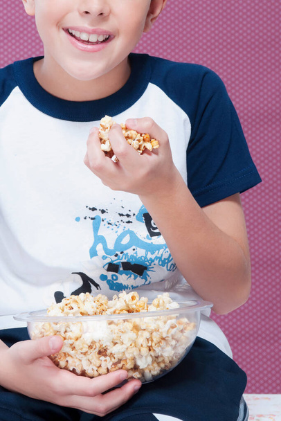 young woman eating popcorn at home - Foto, Bild