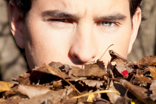 秋の森に赤い唇をした若い男の肖像画 - 写真・画像