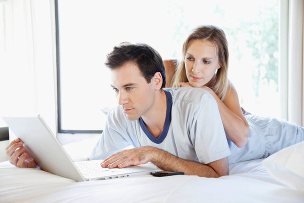 couple using laptop computer at home - Foto, Bild
