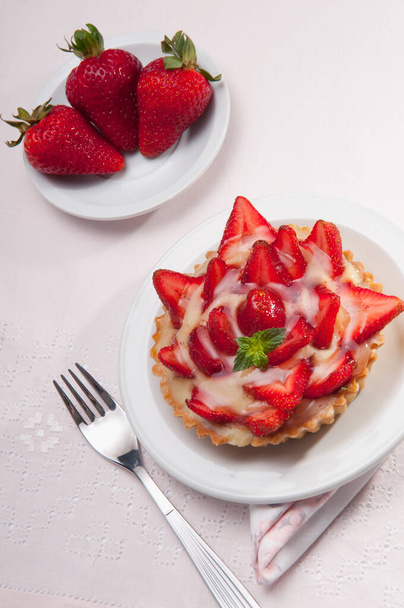 delicious strawberry pie with strawberries and mint on white plate - Zdjęcie, obraz