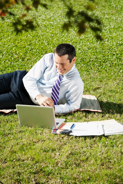 businessman working on laptop in park - Foto, imagen