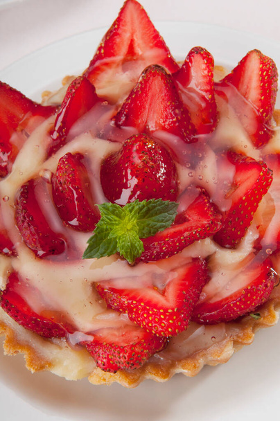 strawberry cake with strawberries and mint - Φωτογραφία, εικόνα