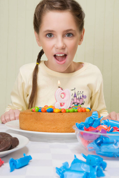 little girl with a cake - Zdjęcie, obraz