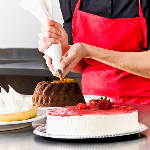 chef decorating a cake with a knife - Foto, Bild