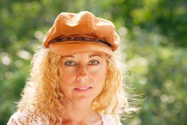 portrait of a beautiful blonde woman in a park - Foto, Bild