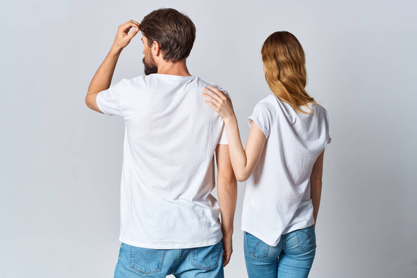 man en vrouw in witte t-shirts design studio achteraanzicht mocap - Foto, afbeelding