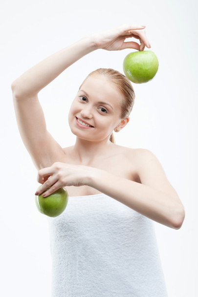 2 つの緑のリンゴを保持している若い魅力的な女性の肖像画 - 写真・画像