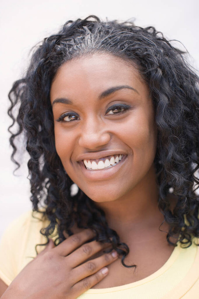 Πορτρέτο μιας όμορφης νεαρής Αφρικανίδας που χαμογελάει - Φωτογραφία, εικόνα