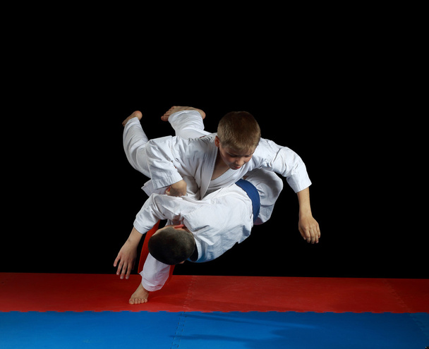 presterende worpen met vallen zijn opleiding atleten in karategi - Foto, afbeelding