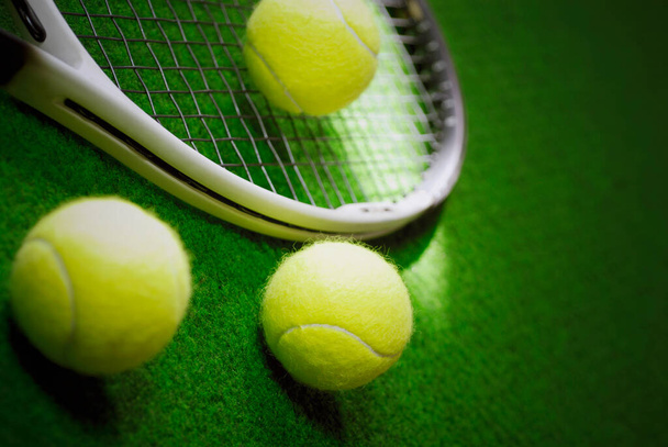 tennis ball on a green background - Foto, imagen