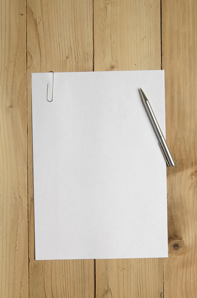 Papel e caneta em branco
 - Foto, Imagem