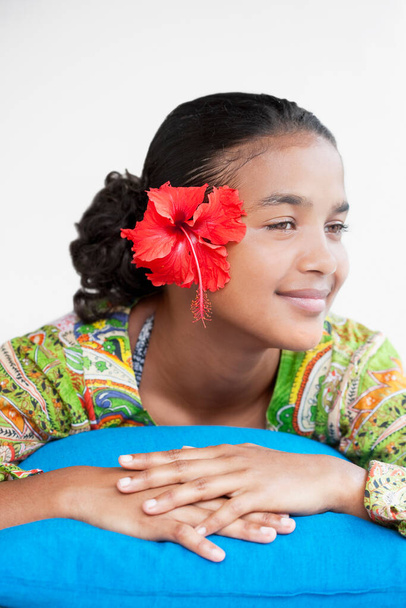 портрет красивой молодой женщины с букетом цветов - Фото, изображение