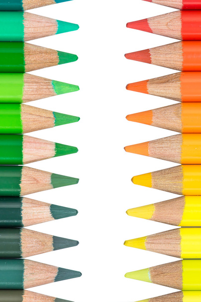 два протилежних рядки з барвистими кольорові олівці - Фото, зображення