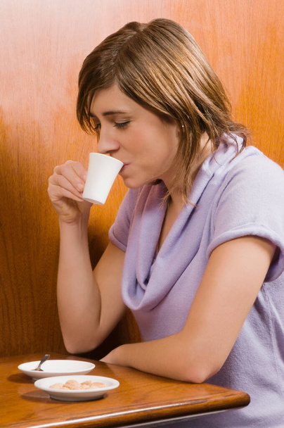 woman drinking tea at home - Φωτογραφία, εικόνα