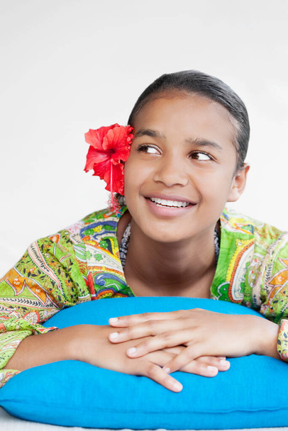 retrato de uma menina afro-americana bonito com um presente - Foto, Imagem