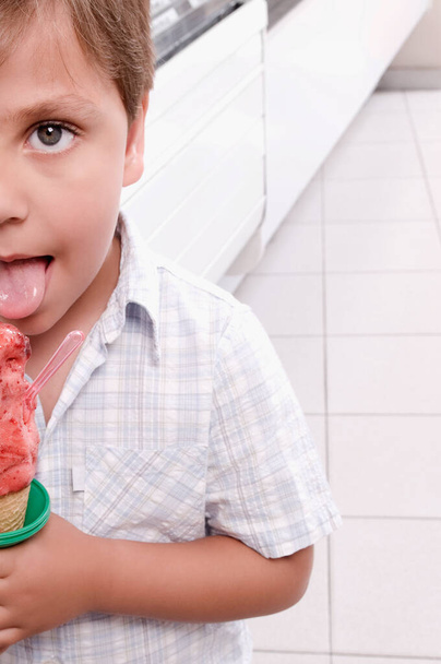 little boy eating ice cream - Foto, Bild