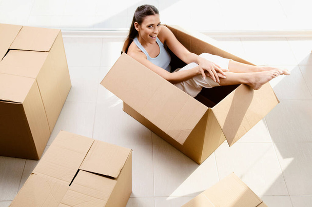 young woman moving to new apartment. - Φωτογραφία, εικόνα