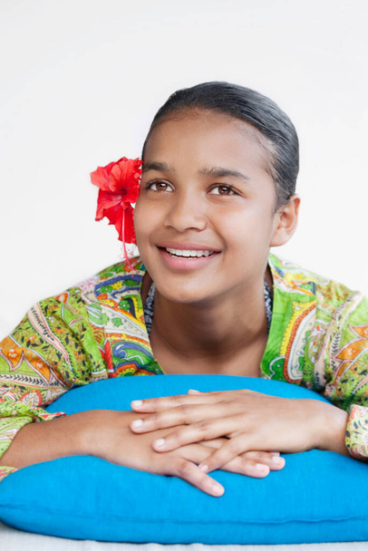 portrait of a cute african american girl with a gift - Foto, Bild