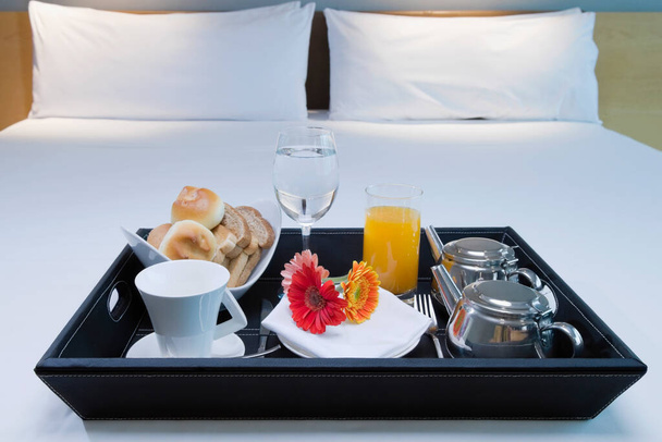 breakfast, croissants, coffee and croissant on bed - Foto, afbeelding