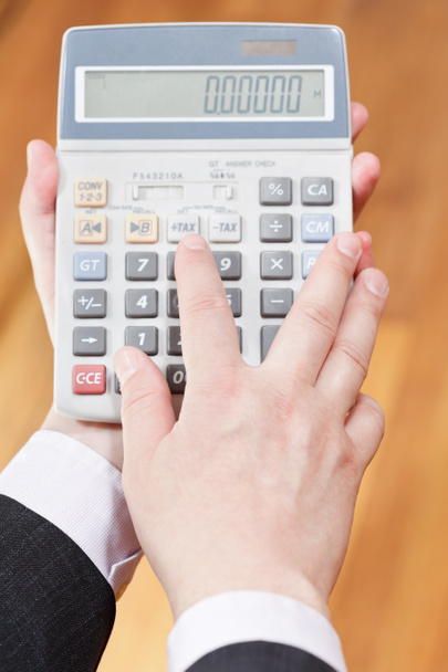 vue ci-dessus de la calculatrice entre les mains d'un comptable
 - Photo, image