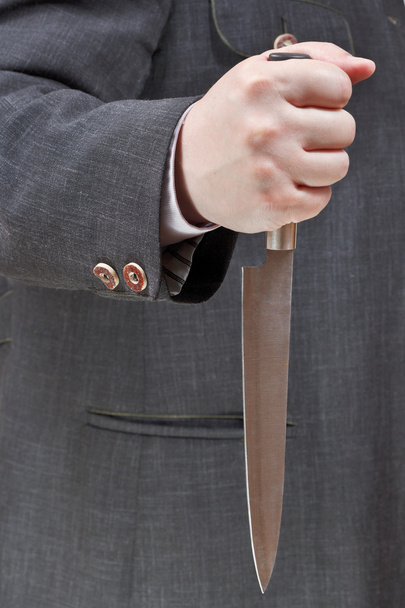 vista frontal del cuchillo de cocina en mano masculina
 - Foto, imagen