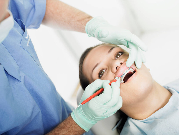 dentist examining a patient in the dental clinic. - Fotoğraf, Görsel