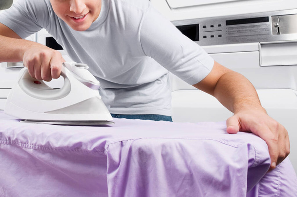 σιδέρωμα ρούχων στο πάτωμα - Φωτογραφία, εικόνα