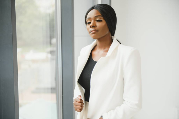 portré egy gyönyörű afro-amerikai üzletasszonyról az irodában. - Fotó, kép