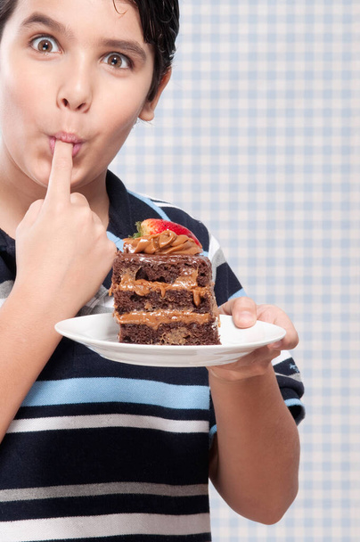 young woman eating cake - Foto, afbeelding