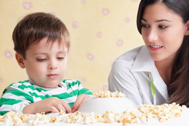 aranyos kisfiú és lány eszik popcorn - Fotó, kép