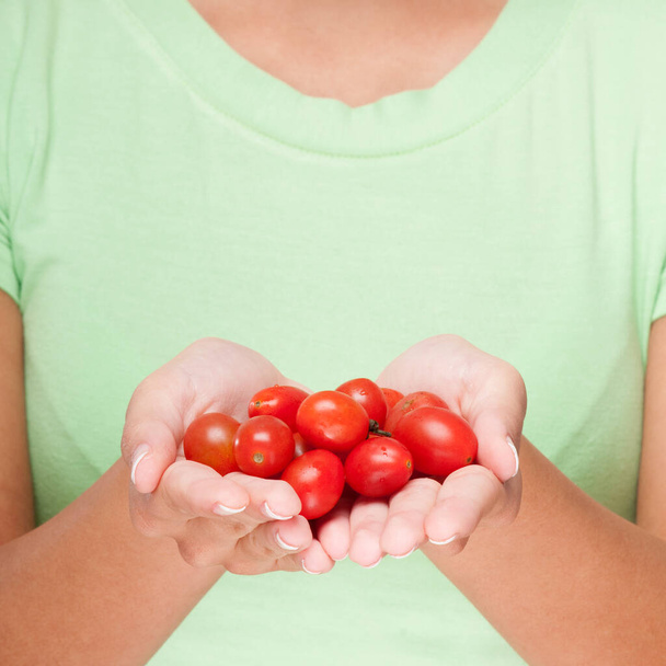 woman holding red tomato in hand - Foto, Bild