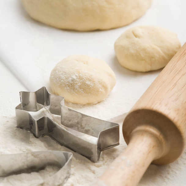 dough with flour on a wooden table - Zdjęcie, obraz