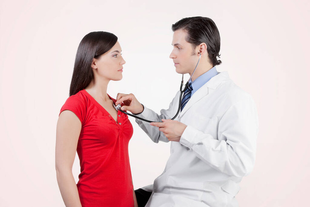 giovane donna medico e infermiere con stetoscopio su sfondo bianco - Foto, immagini