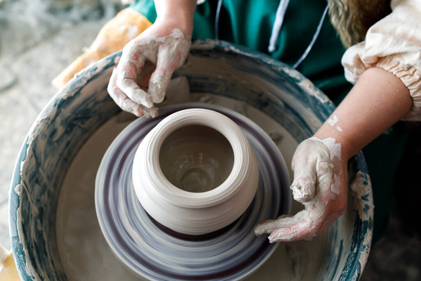 陶芸の工房では主人と汚い手とろくろが働いています。心と体の健康のために - 写真・画像