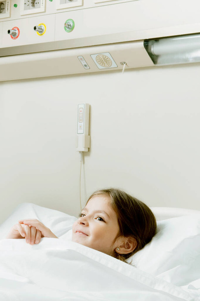 woman lying on bed in hospital - Zdjęcie, obraz
