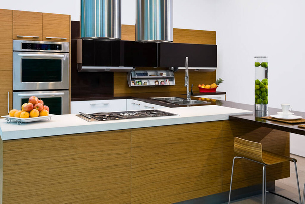 сучасний інтер'єр кухні з білими і синіми стінами і дерев'яною підлогою. 3D візуалізація
 - Фото, зображення