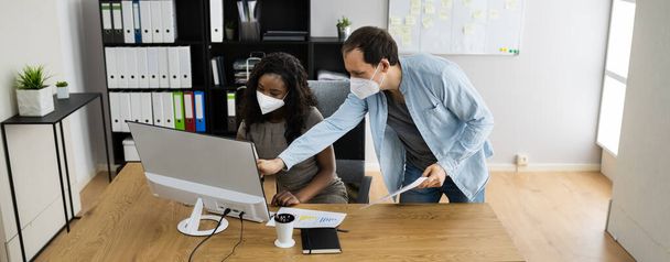 Ofis çalışanı Yüz Maskesi ve Sosyal Mesafe Kullanıyor - Fotoğraf, Görsel