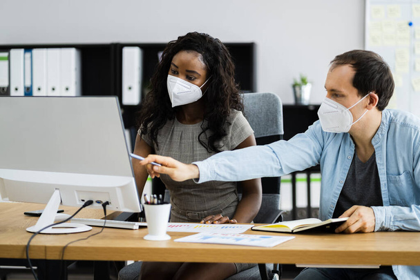 Office Business Employee Using Face Mask And Social Distancing - Foto, Bild